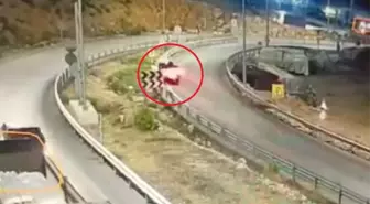Mersin'de Bariyerlere Çarpan Kamyonet Kazasında Sürücü Hayatını Kaybetti