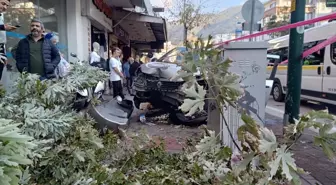 Bursa'da Otomobil Yayanın Üzerine Çarptı, Kaza Ortalığı Karıştırdı
