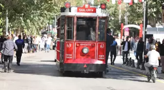 Divanyolu trafiğe kapatıldı, nostaljik tramvay hizmete girdi