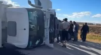 Muş'ta Asfalt Yüklü Kamyon Devrildi, Sürücü Yaralandı
