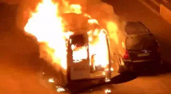 Gaziantep'te Park Halindeki Minibüs Alev Aldı