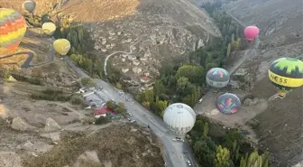 Soğanlı Vadisi'nde görsel şölen: Paramotor ve sıcak hava balonları gökyüzünü renklendirdi