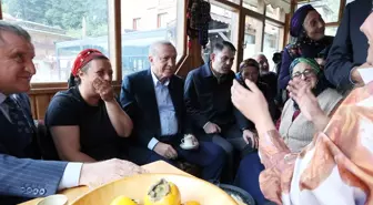 Cumhurbaşkanı Erdoğan memleketinde komşularıyla hasret giderdi