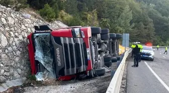 İnegöl'de Devrilen TIR Kazasında İki Kişi Yaralandı