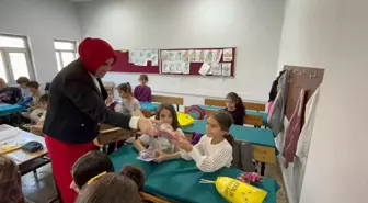 Diyarbakırlı Muhtar, Dünya Kız Çocukları Günü'nde Kız Çocuklarına Hediyeler Dağıttı