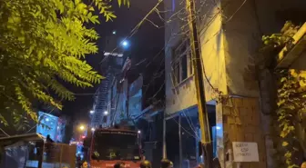 Şişli'de 3 Katlı Binanın Çatısında Yangın Çıktı