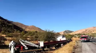 Bitlis'te TIR ile Kamyonet Çarpıştı: 2 Yaralı