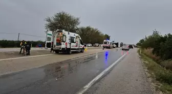 Kozan'da Tarım İşçilerini Taşıyan Midibüs Devrildi: 11 Yaralı