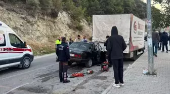 Kuşadası'nda Otomobilin Kamyonete Çarpması Sonucu 1 Ölü, 4 Yaralı