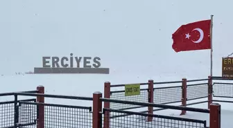 Kayseri'de Kar Yağışı Erciyes Kayak Merkezi'ni Beyaza Bürüdü