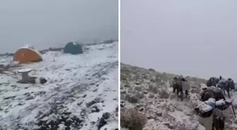 Kar yağışı aniden bastırdı, dağcılar mahsur kaldı