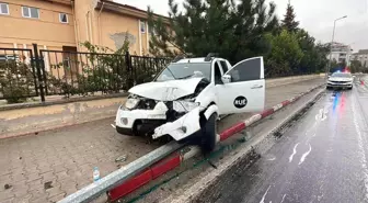 Karaman'da Yağmur Kaygan Yolda Kaza: Pikap Aydınlatma Direğini Devirip Beton Duvara Çarptı