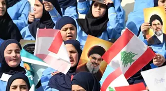 Lübnan'da Hizbullah Liderleri İçin On Binlerce İzci Anma Töreni Düzenledi