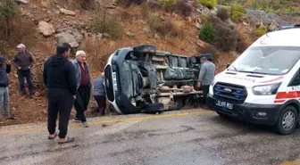 Mersin'de Kamyonet Devrildi: 3 Yaralı