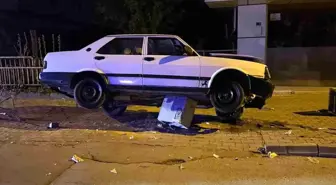 Niğde'de Otomobil Trafoya Çarptı, Sürücü Kurtuldu