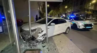 Alkollü Sürücü Yolcu Durağına Daldı