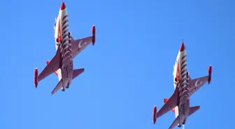 Türk Yıldızları Bandırma'da Nefes Kesen Gösteri Gerçekleştirdi