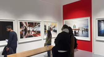 Zeki Demirkubuz, yeni sergisindeki fotoğraflarla yalnızlığını izini sürüyor