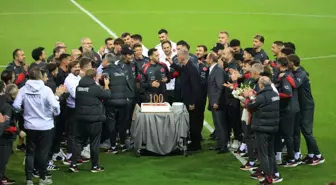 Hakan Çalhanoğlu 100. Maçında Kutlandı