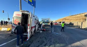 Ağrı'da Ambulans ve Kamyonet Çarpıştı: 7 Yaralı