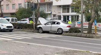Alkollü Sürücü Kazaya Karıştı: Yaya Geçidinde Refüje Çarptı