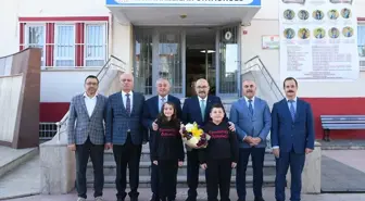 Balıkesir Valisi Ustaoğlu, Karahallılar Ortaokulu'nu Ziyaret Etti
