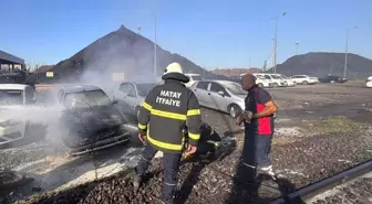 Hatay'da Park Halindeki Otomobil Alevlere Teslim Oldu