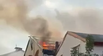 Kocaeli'de Bina Çatısında Yangın: Mahalle Dumanla Kaplandı