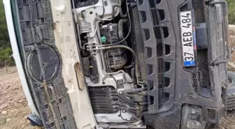 Adana'da Kamyon Devrildi, Sürücü Yaralandı