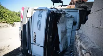 Mersin'de Kamyonun Depoya Çarpması Sonucu İki Yaralı