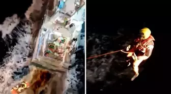 Tekneleri orkalar tarafından batırılan aile son anda kurtarıldı