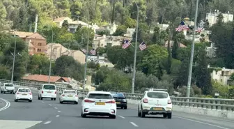 Tel Aviv'den Kudüs'e ziyaretçileri ABD bayrakları karşılıyor