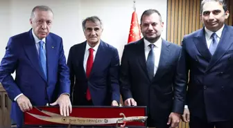 Trabzonspor'dan Cumhurbaşkanı Erdoğan'a Sürmene kılıcı hediyesi