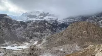 Bahçesaray Yolu'nda Kar Yağışı ve Sis Etkili Oldu