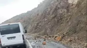 Elazığ'da Sağanak Yağış Sonrası Yol Çöktü