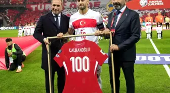 Hakan Çalhanoğlu'na 100. Maç Onuru