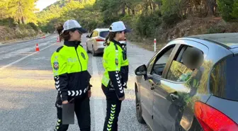 Çeşme-İzmir Eski Yolunda Kadın Trafik Polisleri Güvenliği Sağlıyor