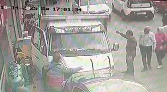 Ünye'de Epilepsi Nöbeti Geçiren Sürücü Park Halindeki Araçlara Çarptı