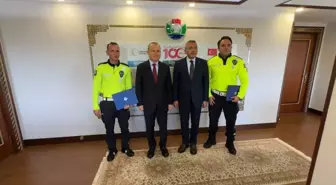 Rize'de Cumhurbaşkanı Erdoğan'ın Konvoyunu Tehlikeden Kurtaran Polisler Ödüllendirildi