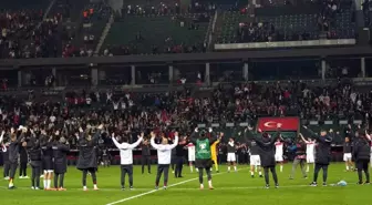A Milli Takım Gürcistan'ı 4-1 Geçti, Taraftarla Kutladı