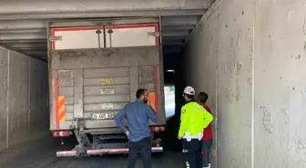 Manisa'da Kamyon Alt Geçitte Sıkıştı, Trafik Ekipleri Kurtardı