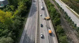 Sakarya'da Otoyolda Kamyonet Yan Yattı, Uzun Araç Kuyrukları Oluştu