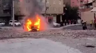 Diyarbakır'da Seyir Halindeki Araç Alev Aldı