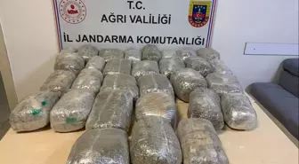Doğubayazıt'ta Sınır Güvenlik Duvarı Yanında 32 Kilogram Esrar Ele Geçirildi