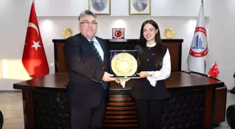 Rektör Özölçer 'Yılın Doktora Tezi' ödülü sahibi Dr. Öğr. Üyesi Timur'u makamında kabul etti