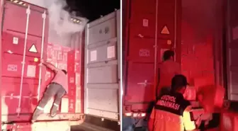 Seyir halindeki tır alev aldı: Makarnaları dorseden atarak kurtarmaya çalıştı