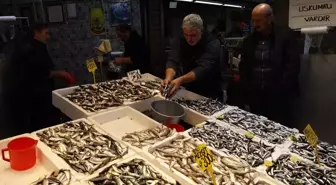 Trabzon'da Av Sezonu Bereket Getirdi: Hamsi ve İstavrit Tezgahlarda