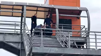 Bursa'da Bunalıma Giren Adam Üst Geçide Çıktı, Polis İkna Etti