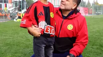 Görme Kabiliyetini Kazanan 10 Yaşındaki Hamit, Eskişehirspor Antrenmanını İzledi