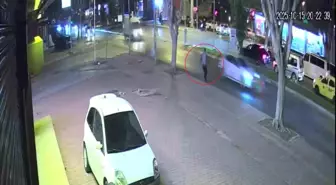 Antalya'da Özel Halk Otobüsü Yaya Çarptı: Kaza Anı Güvenlik Kamerasında